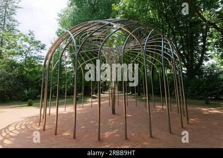 Edelstahlskulptur der kuriose Wirbel des Künstlers Olafur Eliasson im Serralves Park, Parque de Serralves, Porto, Portugal Stockfoto