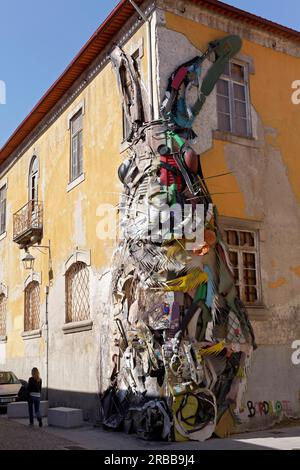 Half Rabbit, Gestalt eines Kaninchens aus Schrott und Müll an der Ecke eines Hauses, Straßenkunst von Bordalo II, Vila Nova de Gaia, Porto, Portugal Stockfoto