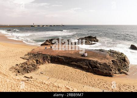 Sandstrand mit Granitfelsen an der Douro-Mündung, Praia do Carneiro, Vintage-Stil, Retro-Farben, Foz do Douro, Porto, Portugal Stockfoto