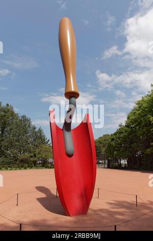 Übergroße rote Pflanzschaufel, Skulpturenplantoir des Bildhauers Claes Oldenburg im Serralves Park, Parque de Serralves, Porto, Portugal Stockfoto