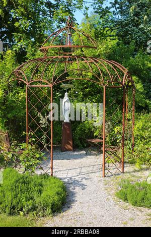 Madonna-Figur, Maria, sakrale Kunst, Steinfigur, Skulptur, Statue, Pavillon, Garten, Park in der katholischen Pfarrkirche St. Johannes Baptista Stockfoto