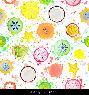 Nahtloses Muster mit exotischen tropischen Obstscheiben. Handgezeichnete Aquarell-Abbildung auf Farbspritzhintergrund. Helle Sommernamen in Aquarellfarben Stockfoto