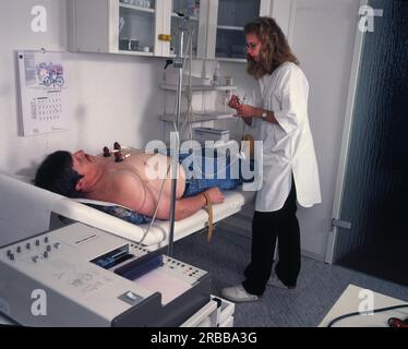 Die Vorsorge in einer Hausarztpraxis, wie hier in Iserlohn am 4,9.1996, ist das Ziel der medizinischen Tätigkeit zu jeder Zeit.EKG anlegen, DEU, Deutschland, Iserlohn Stockfoto