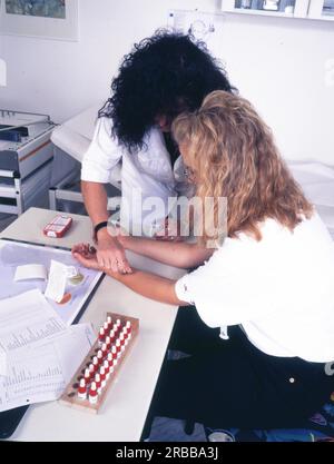 Die Vorsorge in einer Hausarztpraxis, wie hier in Iserlohn am 4,9.1996, ist das Ziel der medizinischen Aktivität zu jeder Zeit. Allergietests, DEU, Deutschland Stockfoto