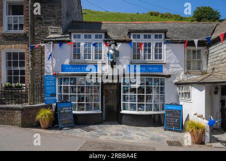 Souvenirladen Eisdiele, Süßwarenladen und Filmset der englischen TV-Serie Doc Martin im historischen Zentrum des Fischerdorfes Port Stockfoto
