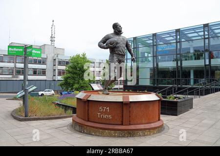 Die Statue von Billy Boston vor dem Wigan Life Centre im Großraum Manchester Stockfoto