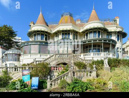 Bournemouth, Großbritannien - April 2. 2023: Die Russell-Cotes Art Gallery und Museum. Stockfoto