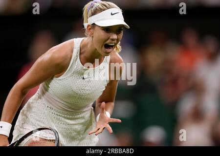 8. Juli 2023; All England Lawn Tennis and Croquet Club, London, England: Wimbledon Tennis Tournament; Katie Boulter Screens as her Serve wird von Elena Rybakina zerbrochen Stockfoto