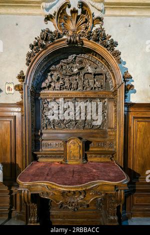 Geschnitzter Altar mit Adoration der Magi, kleine Sakristei, Sagrestia minore, Basilica Santuario della Consolata, auch Basilica di Santa Maria della Stockfoto