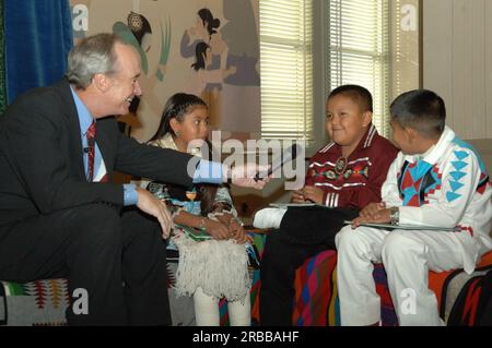 Eröffnungsveranstaltung des Programms zur Verbesserung der Lese- und Mathematikkenntnisse des „BIE READS“ des Bureau of Indian Education im Hauptinneren, wobei Minister Dirk Kempthorne neben anderen Beamten zum stellvertretenden Sekretär für indische Angelegenheiten Carl Artman und zum geschäftsführenden Direktor des Bureau of Indian Education Kevin Skenandore wechselt; Zusammen mit Studenten und Dozenten von vom Bureau of Indian Education finanzierten Schulen im Puyallup Indian Reservation in Washington, dem Jemez Pueblo in New Mexico und dem Alamo Navajo Indian Reservation in New Mexico Stockfoto