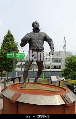 Die Statue von Billy Boston in Wigan im Großraum Manchester Stockfoto