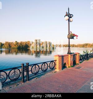 Promenade entlang des Flusses Dnjepr im Obolon Bezirk von Kiew, Ukraine, an einem sonnigen Sommerabend Stockfoto