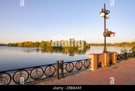 Promenade entlang des Flusses Dnjepr im Obolon Bezirk von Kiew, Ukraine, an einem sonnigen Sommerabend Stockfoto