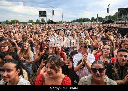 London, Großbritannien. 08. Juli 2023. Zuschauer sehen Ella Henderson live auf der Bühne im Crystal Palace, präsentiert von Festival Republic. Kredit: Imageplotter/Alamy Live News Stockfoto