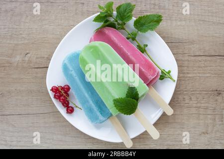 Eiscreme auf einem Stock, Nahaufnahme auf einem Teller. Stockfoto