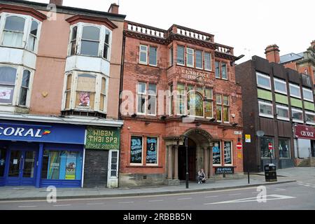 Raucher vor dem Clarence Hotel aus der viktorianischen Zeit in Wigan in Greater Manchester Stockfoto