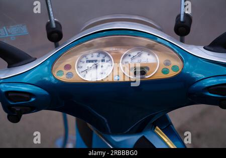Armaturentafel einer Piaggio Vespa, Stuttgart, Baden-Württemberg, Deutschland Stockfoto