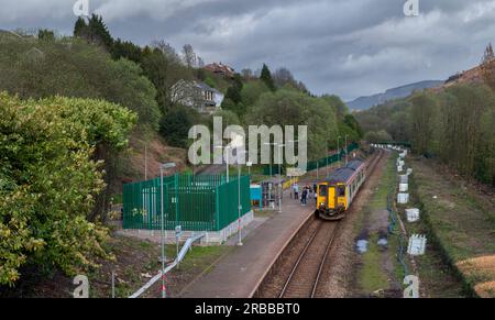 Transport nach Wales Klasse 150 Sprinterzug mit Anfahrt am Bahnhof Dinas Rhondda auf der einspurigen Bahnlinie Rhondda Valley Stockfoto