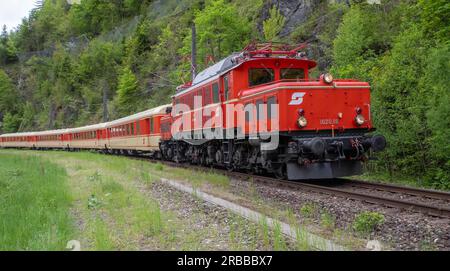 Suedbahnexpress mit OeBB-Elektrolokomotive 1020 auf der Kronprinzrudolfbahn im Gesaeuse, Gesaeuse-Nationalpark Oberösterreich, Österreich Stockfoto