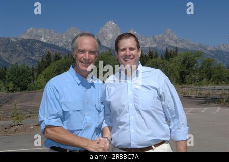 Besuch von Minister Dirk Kempthorne, Ehefrau Patricia und Sekretärinnen im Grand Teton National Park in Wyoming für Touren, Gespräche mit Mitarbeitern des National Park Service, Aktivitäten im Zusammenhang mit der Einweihungszeremonie für das neue Craig Thomas Discovery and Visitor Center. Minister Kempthorne gehörte zu Mary Bomar, Leiterin des National Park Service, und Mary Gibson Scott, Superintendent von Grand Teton, zu den Innenbeamten, die für die Veranstaltung zur Verfügung standen. Stockfoto