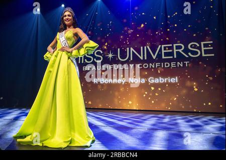 LEUSDEN - Miss Universe gekrönt Rikkie Kolle als Miss Netherlands 2023. Der Gewinner repräsentiert die Niederlande beim internationalen Miss Universe Wettbewerb. ANP EVERT ELZINGA niederlande raus - belgien raus Stockfoto