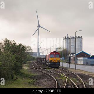 DB Cargo Rail (UK) Klasse 66 Diesellokomotive 66041 in Newport Docks, die auf die Abfahrt mit einem Güterzug aus importiertem Stahl wartet Stockfoto