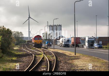 DB Cargo Rail (UK) Klasse 66 Diesellokomotive 66041 in Newport Docks, die auf die Abfahrt mit einem Güterzug aus importiertem Stahl wartet Stockfoto