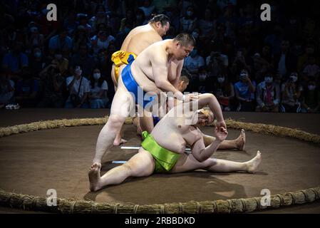 Bangkok, Thailand. 08. Juli 2023. Die ehemaligen japanischen Sumo-Ringer Kumako (L) und Kotootori (R) wurden vor dem Kampf vorbereitet während der Vorstellung, die 136 Jahre thailändisch-japanischer diplomatischer Beziehungen außerhalb des Siam Paragon Shopping Center feierte. Kredit: SOPA Images Limited/Alamy Live News Stockfoto