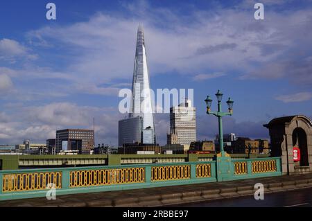 Der Bezirk Southwark und sein berühmtester Wolkenkratzer, der von der Southwark Bridge aus gesehen wird, London (Großbritannien) Stockfoto