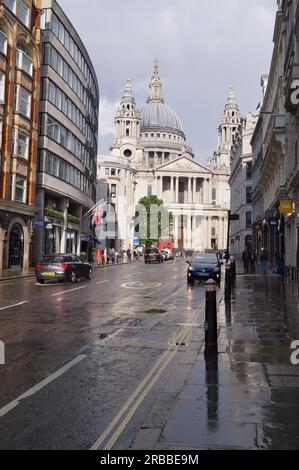 London, Großbritannien: Blick auf Ludgate Hill und St Paul's Cathedral in der Londoner City nach einem Regenfall Stockfoto