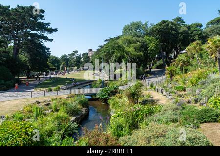 Bournemouth, Großbritannien - 7. 2023. Juli: Der Fluss, der durch Lower Gardens fließt. Stockfoto