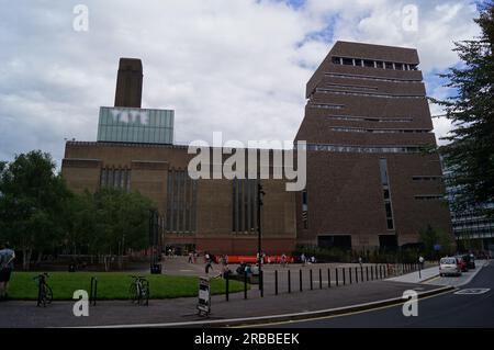 London, Vereinigtes Königreich: Blick auf die Tate Modern Gallery und das neue Len Blavatnik-Gebäude in Bankside Stockfoto