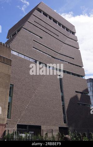 London, Großbritannien: Tate Modern Gallery in Bankside, Blick auf das neue Len Blavatnik Gebäude Stockfoto