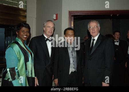 Spendensammlungsgala für den African American Experience Fund (AAEF) der National Park Foundation im Rainbow Room im Rockefeller Center, New York City, New York, wo Minister Dirk Kempthorne der ehemaligen US-Regierung beitrat Botschafter bei den Vereinten Nationen und Bürgerrechtsführer Andrew Young, ehemaliger stellvertretender Arbeitsminister und Pionier der Little-Rock-Schulintegration Ernest Green, Vizepräsidentin der Coca-Cola Company Ingrid Saunders Jones, Nachrichtenkorrespondent und Moderator Gwen Ifill, Und der Vorsitzende des AAEF Kuratoriums Robert Harris unter den Würdenträgern Stockfoto