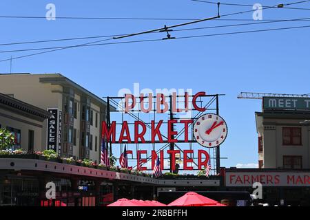 SEATTLE, WASHINGTON - 30. JUNI 2023: Schild für den öffentlichen Markt und Uhr am Pike Place Market. Stockfoto