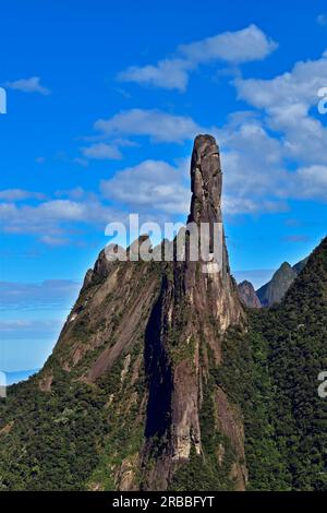 Berglandschaft mit dem berühmten Gottesfinger „Dedo de Deus“ in Teresopolis, Rio de Janeiro, Brasilien Stockfoto