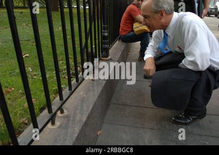 Minister Dirk Kempthorne und Helfer in New York City, New York, für die Tour, Teilnahme an der Einweihung der neuen Gedenkstätte am African Grabstätte National Monument Stockfoto