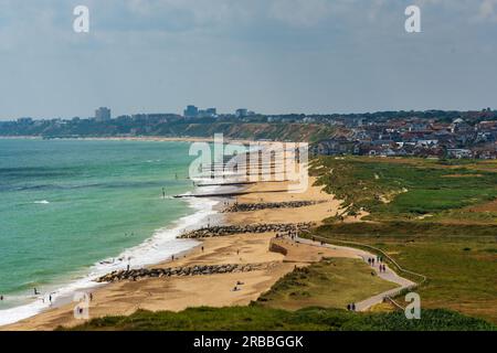 Warren Hill, Hengistbury Head, Großbritannien - Juli 1. 2023: Blick auf die Groynes am Southbourne Beach. Stockfoto