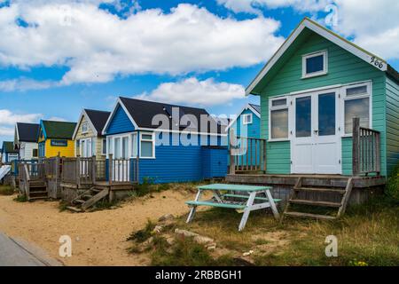 Hengistbury Head, UK - Juli 1. 2023: Strandhütten an der Mudeford Sandbank. Stockfoto