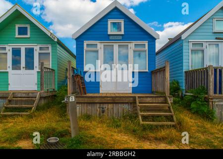 Hengistbury Head, UK - Juli 1. 2023: Strandhütten an der Mudeford Sandbank. Stockfoto