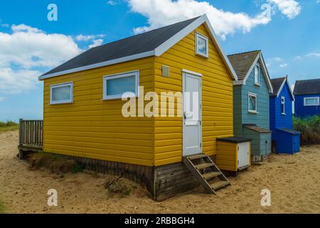 Hengistbury Head, UK - Juli 1. 2023: Strandhütten an der Mudeford Sandbank. Stockfoto