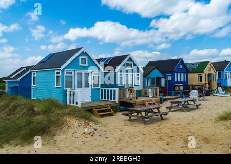 Hengistbury Head, UK - Juli 1. 2023: Strandhütten an der Mudeford Sandbank. Stockfoto