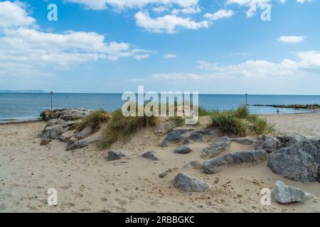 Hengistbury Head, UK - Juli 1. 2023: Groyne am Mudeford Sandbank Beach. Stockfoto