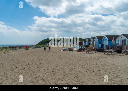 Hengistbury Head, UK - Juli 1. 2023: Strandhütten an der Mudeford Sandbank. Stockfoto