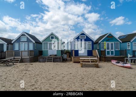 Hengistbury Head, UK - Juli 1. 2023: Strandhütten an der Mudeford Sandbank. Stockfoto