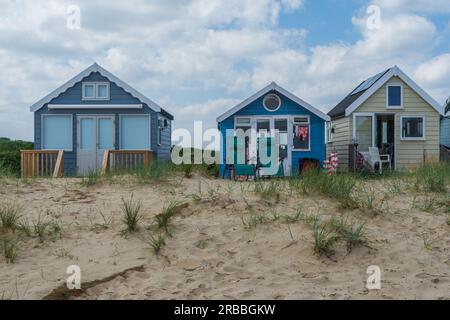 Hengistbury Head, UK - Juli 1. 2023: Strandhütten an der Mudeford Sandbank. Stockfoto