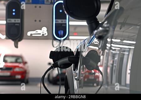 München, Deutschland. 08. Juli 2023. Ladestation in der Tiefgarage BMW Welt, E-Charging, E-Charging, Wandladestation zum Aufladen eines E-Autos, Elektroauto, E-Car wird in einem mehrstöckigen Parkplatz aufgeladen, Ladestecker, Ladekabel, Box, Ladegerät hängt über den Parkplätzen, Ladesäule, Ladebuchse, E-Mobilität, Elektrifizierung. Elektromobilität, Stecker. Automobilhersteller, Auto, Autos, Autos, Autos, Hersteller, automobilindustrie, Elektrofahrzeug, Elektrofahrzeuge. ? Kredit: dpa/Alamy Live News Stockfoto