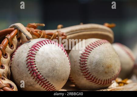 Baseballs in Handschuhen für sportlichen Hintergrund mit Kopierbereich Stockfoto