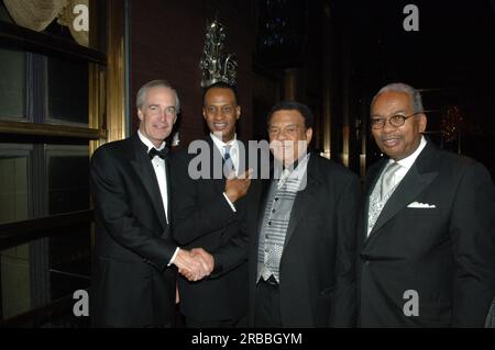 Spendensammlungsgala für den African American Experience Fund (AAEF) der National Park Foundation im Rainbow Room im Rockefeller Center, New York City, New York, wo Minister Dirk Kempthorne der ehemaligen US-Regierung beitrat Botschafter bei den Vereinten Nationen und Bürgerrechtsführer Andrew Young, ehemaliger stellvertretender Arbeitsminister und Pionier der Little-Rock-Schulintegration Ernest Green, Vizepräsidentin der Coca-Cola Company Ingrid Saunders Jones, Nachrichtenkorrespondent und Moderator Gwen Ifill, Und der Vorsitzende des AAEF Kuratoriums Robert Harris unter den Würdenträgern Stockfoto