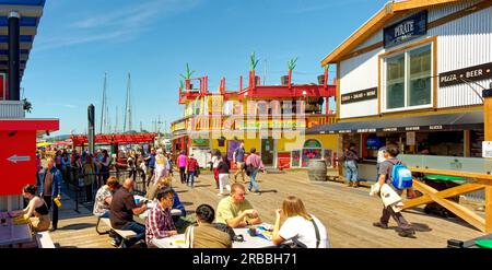 VICTORIA, BRITISH COLUMBIA - 2. Mai 2023: Fisherman's Wharf ist ein einzigartiges Ziel mit funktionierenden Fischereifahrzeugen, Vergnügungsbooten, Schwimmerhäusern und kios Stockfoto